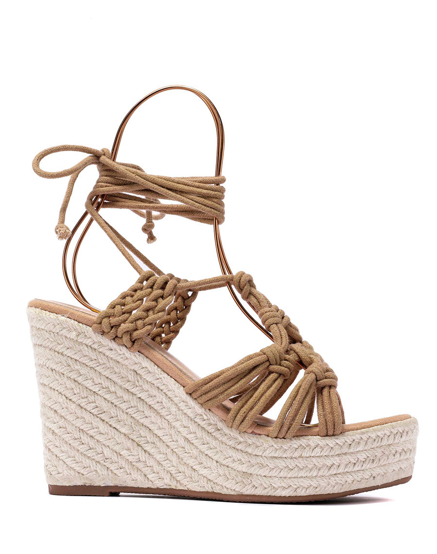 Compensées tressées beiges à lacet