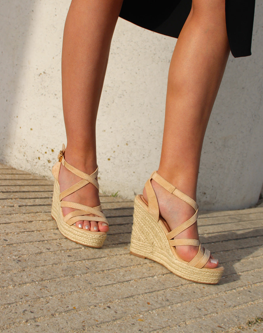 Compensés beige en suédine à brides croisées