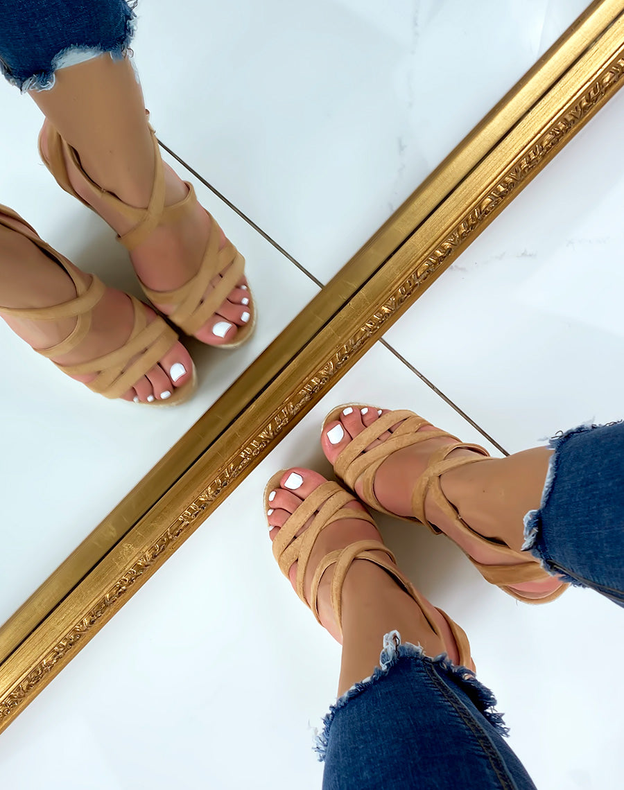 Compensés camel en suédine à brides croisées  