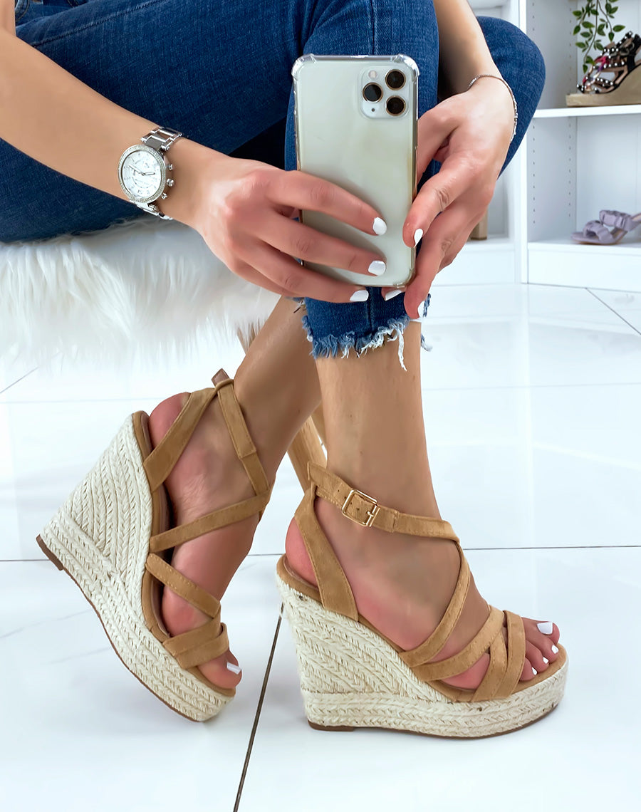 Compensés camel en suédine à brides croisées  