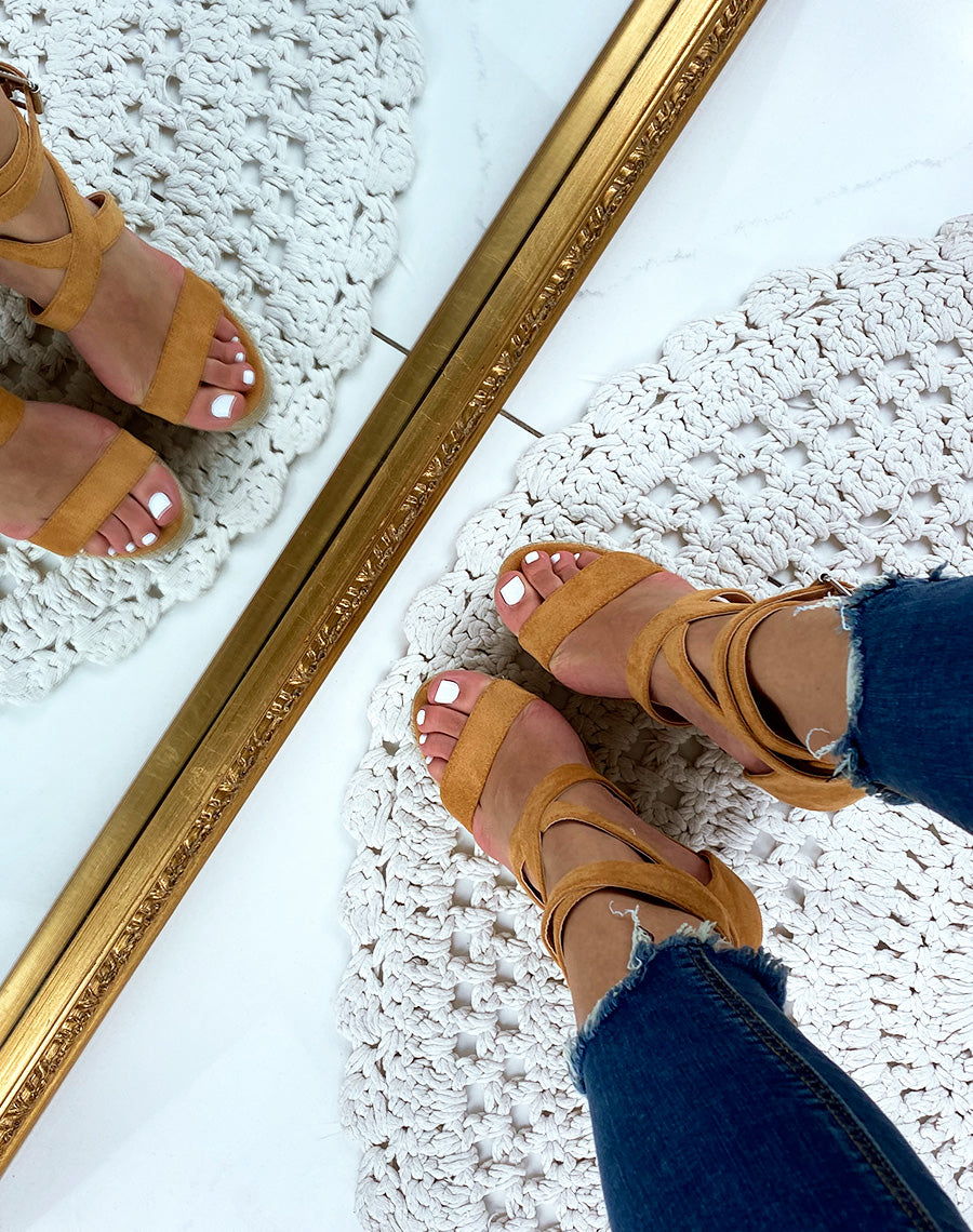 Compensés camel à talon en suédine