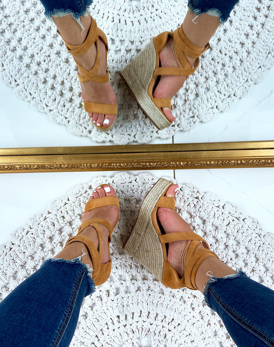 Compensés camel à talon en suédine