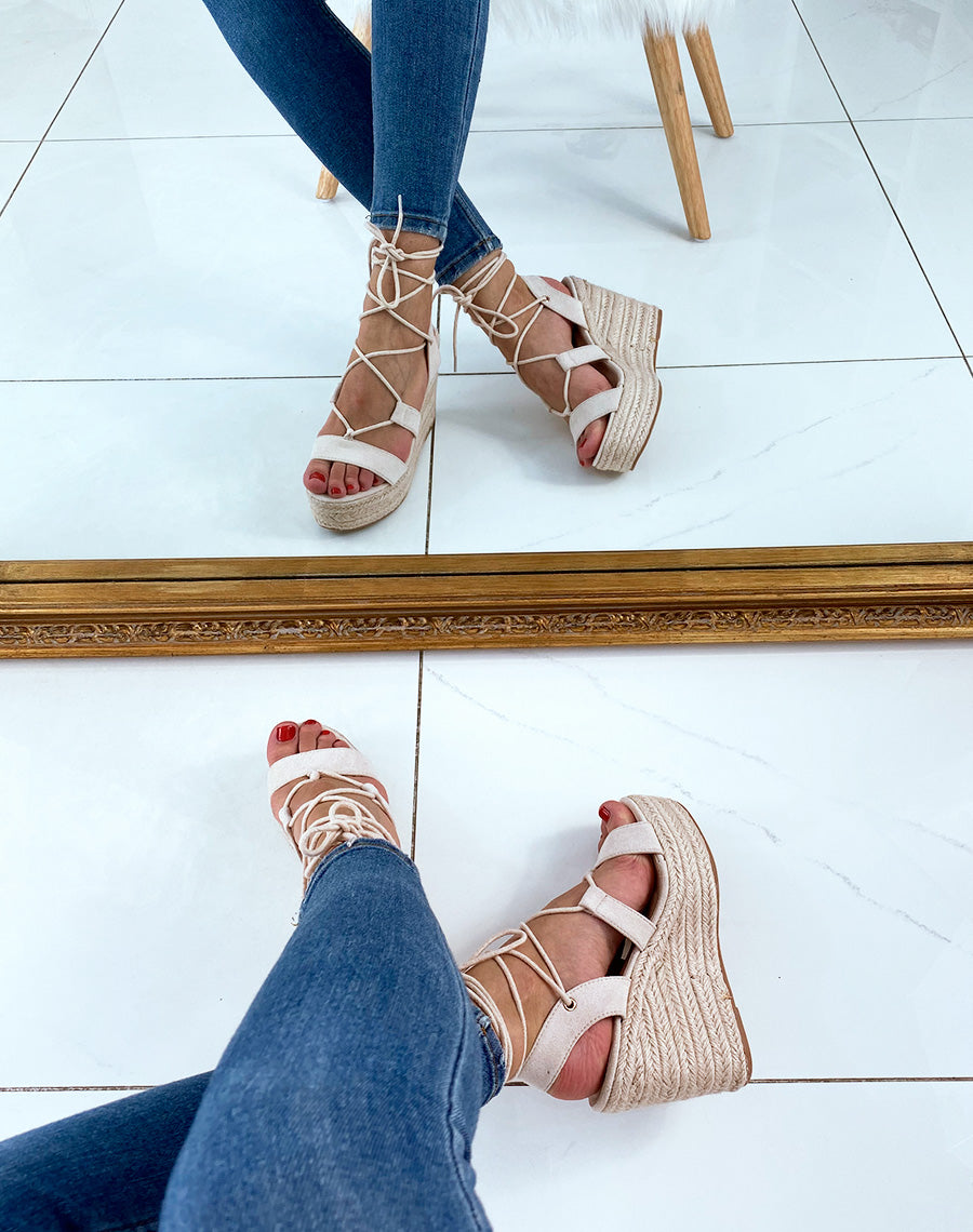 Compensés en suédine beiges à brides et lacets entrecroisés