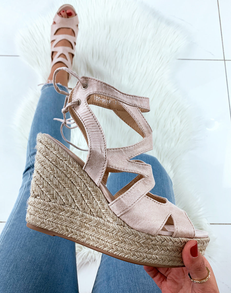 Compensés en suédine beiges à multiples brides et lacets