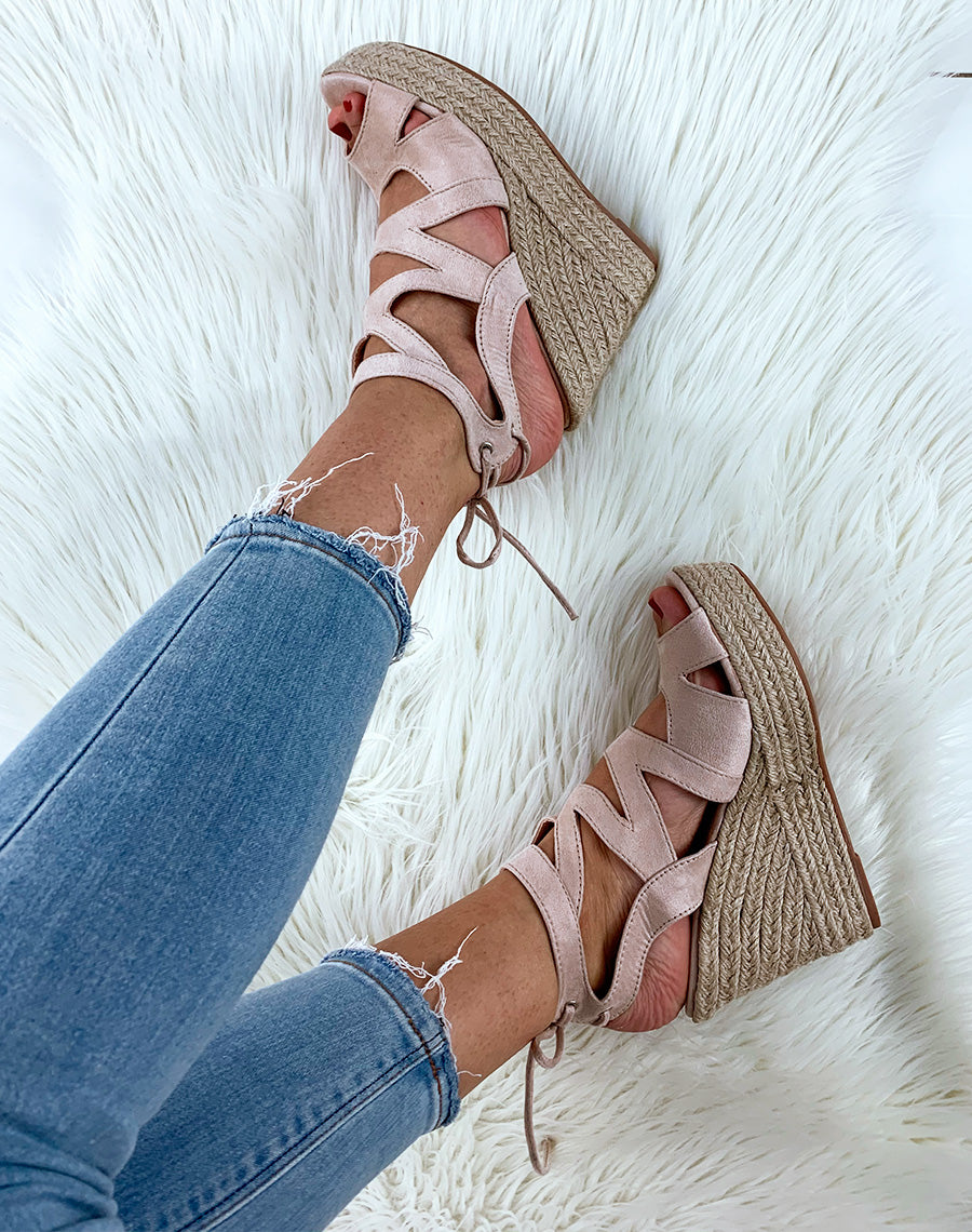 Compensés en suédine beiges à multiples brides et lacets