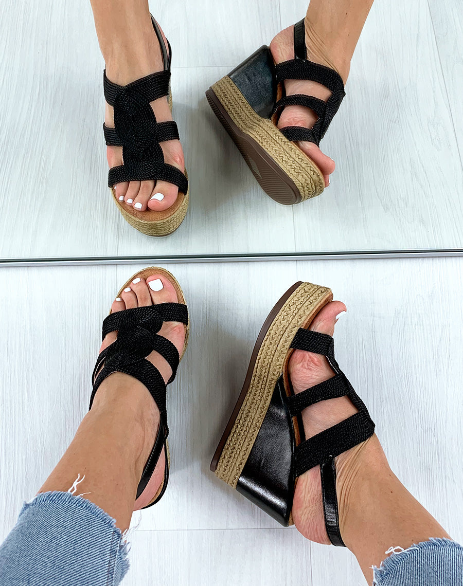 Compensés noirs à multiples brides tressées et à talons bi-matières