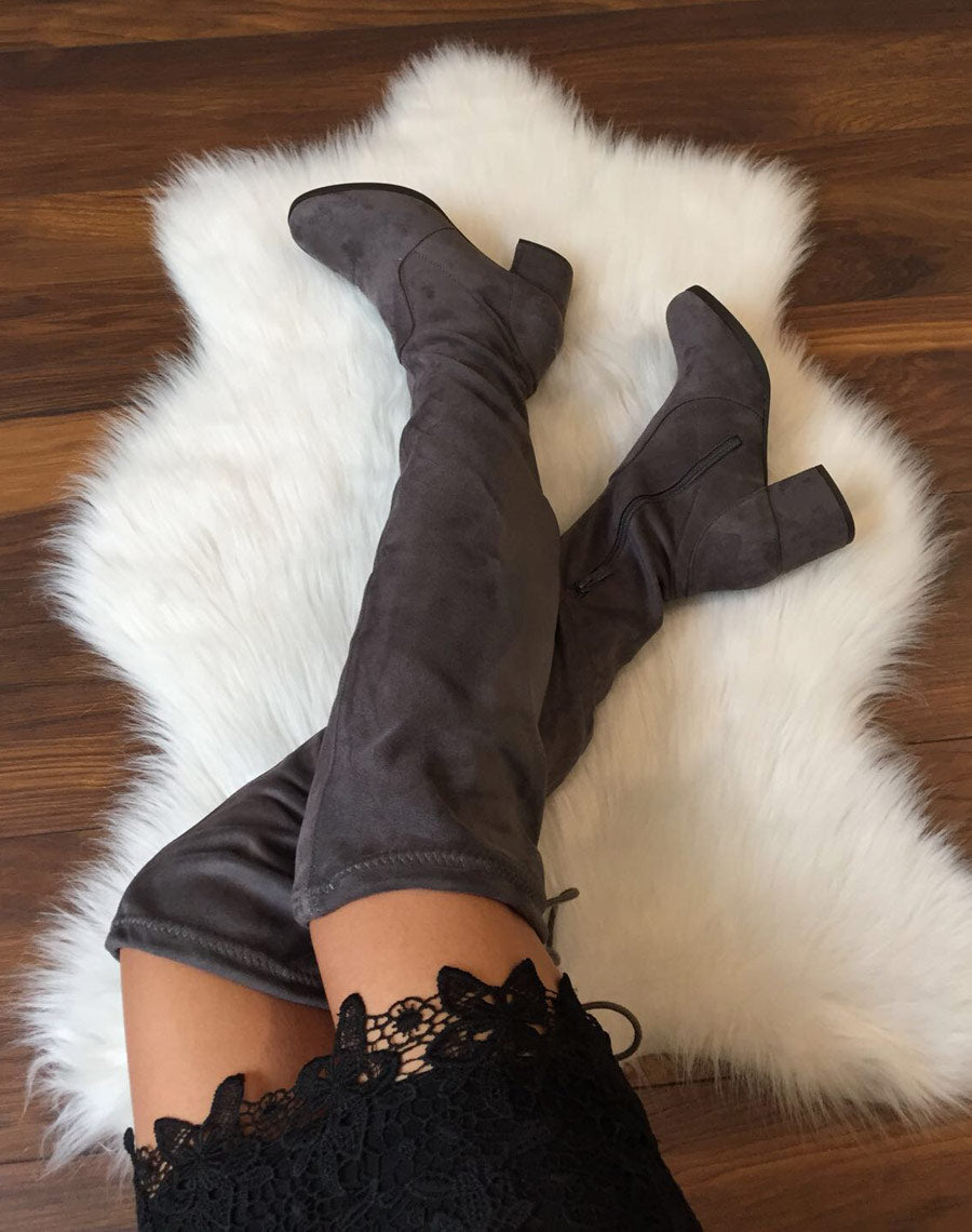 Cuissardes grises en suédine à talons mi hauts 