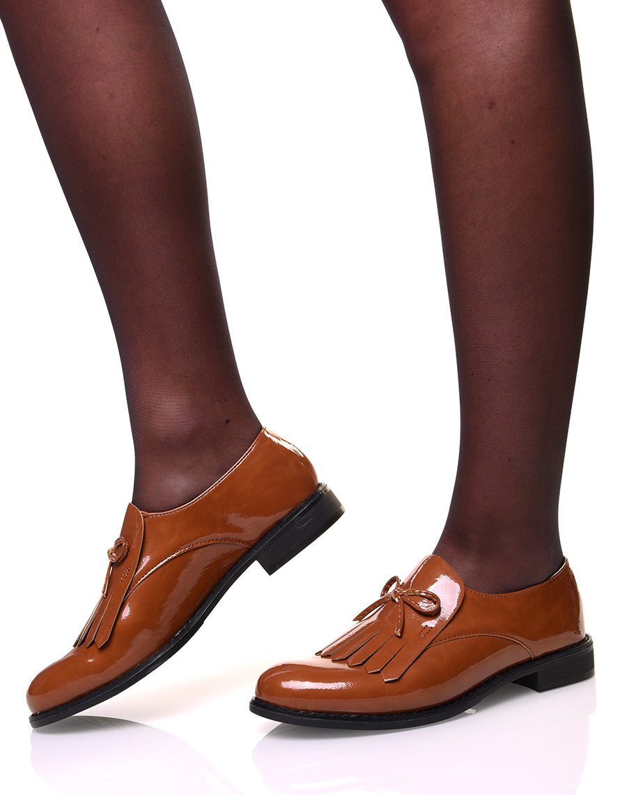 Derbies camel vernis à frange et nœud