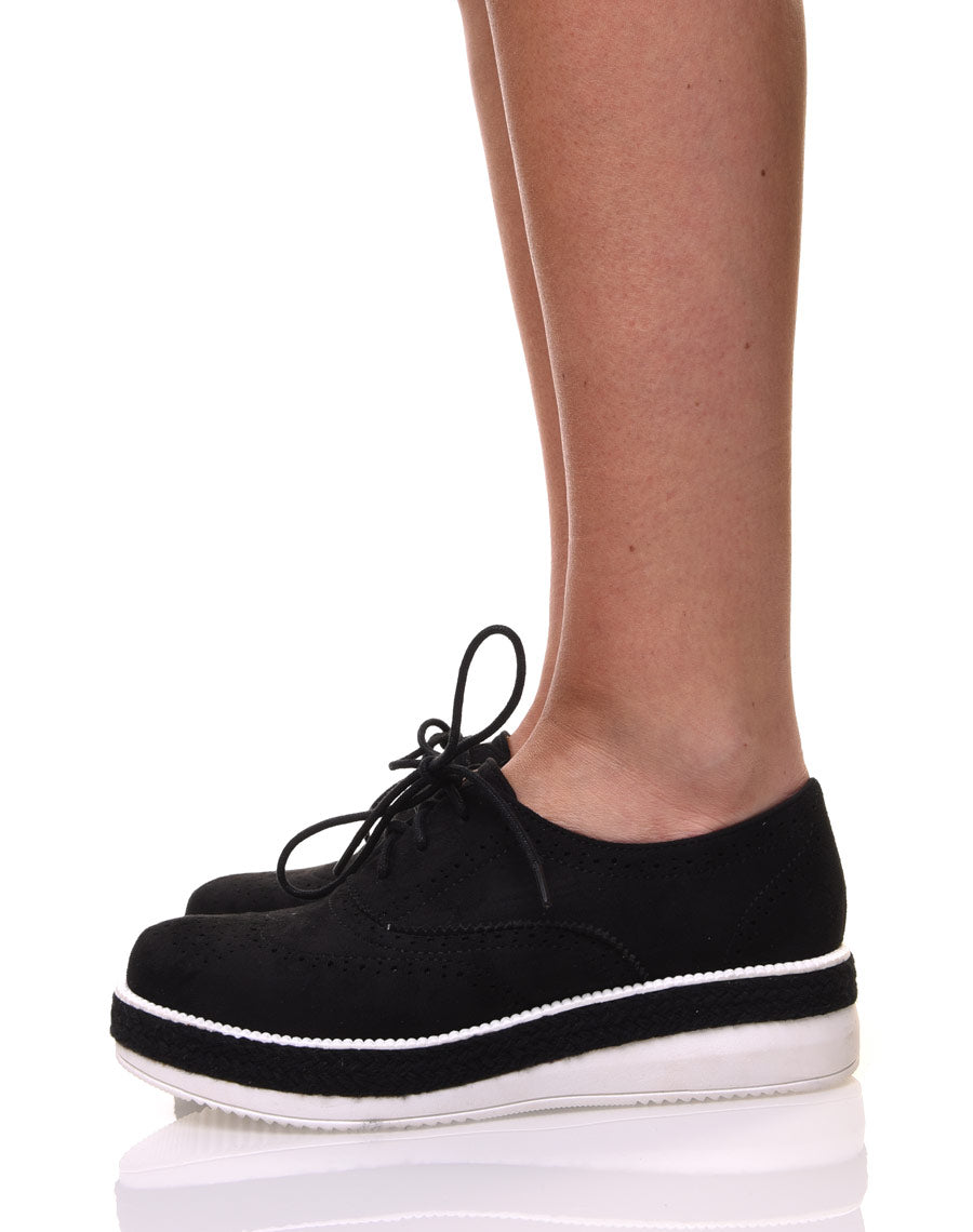 Derbies noires perforés à semelles épaisse