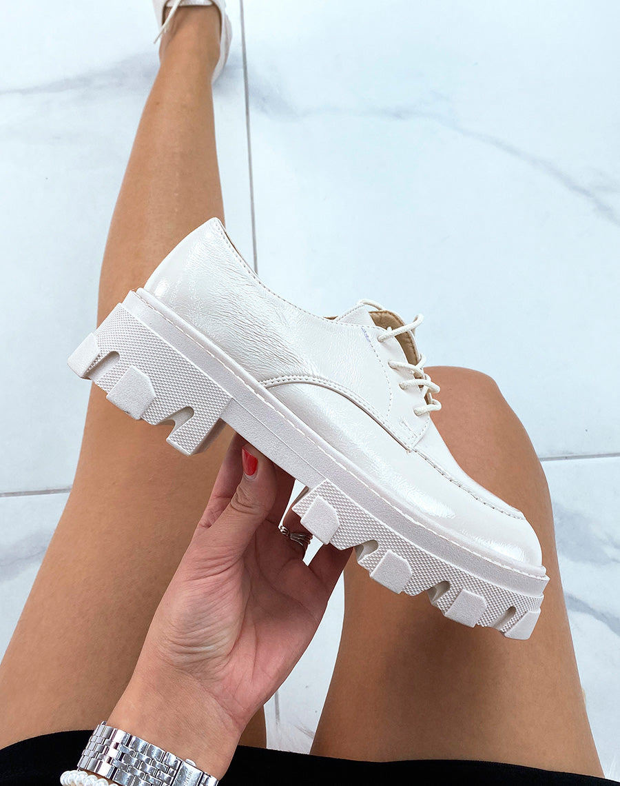 Derbies vernies beiges à semelle crantée