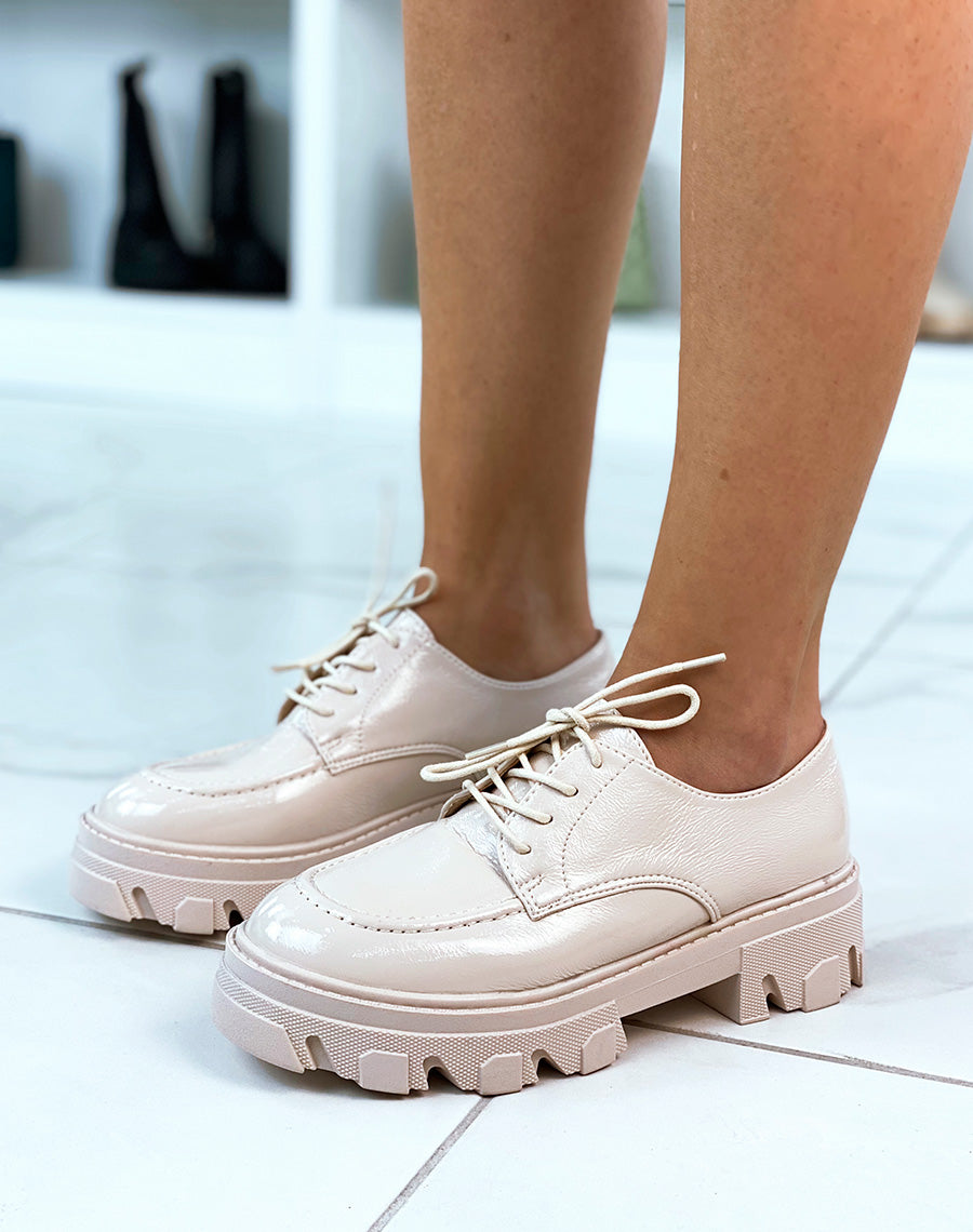 Derbies vernies beiges à semelle crantée