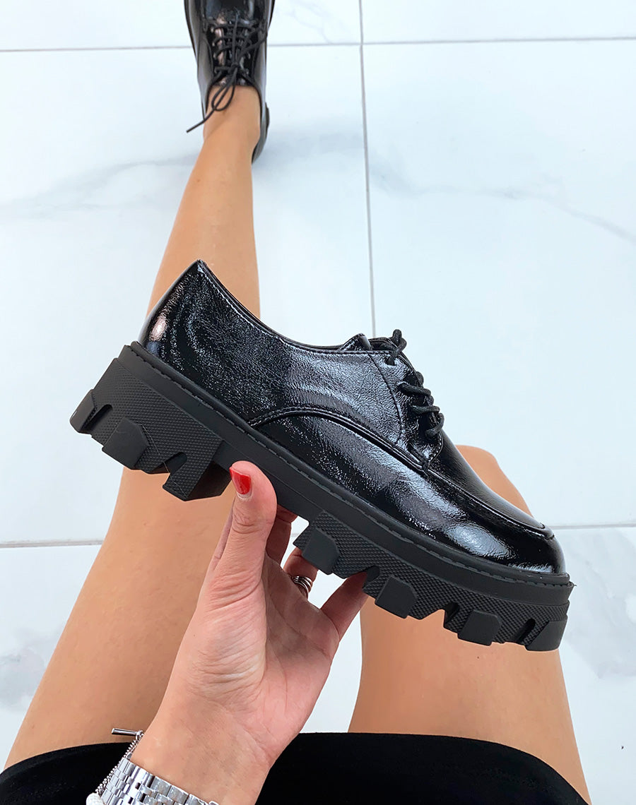 Derbies vernies noires à semelle crantée