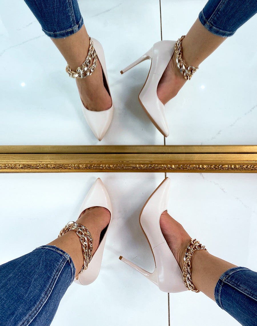 Escarpin beige à talon et chaîne dorée