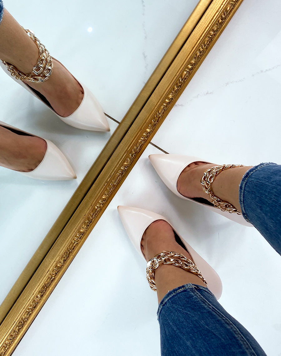 Escarpin beige à talon et chaîne dorée