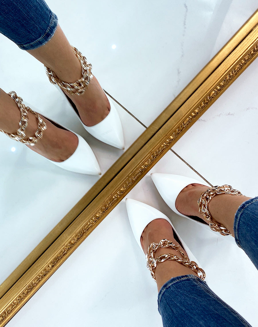 Escarpin blanc à talon et chaîne dorée