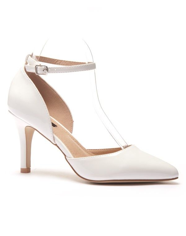 Escarpin blanc verni avec bride cheville et légèrement pointu 