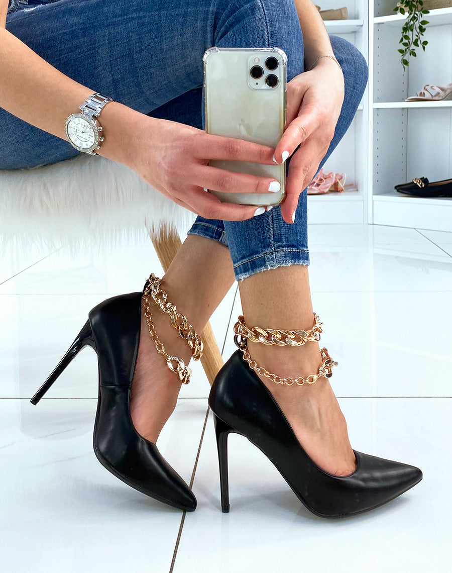 Escarpin noir à talon et chaîne dorée