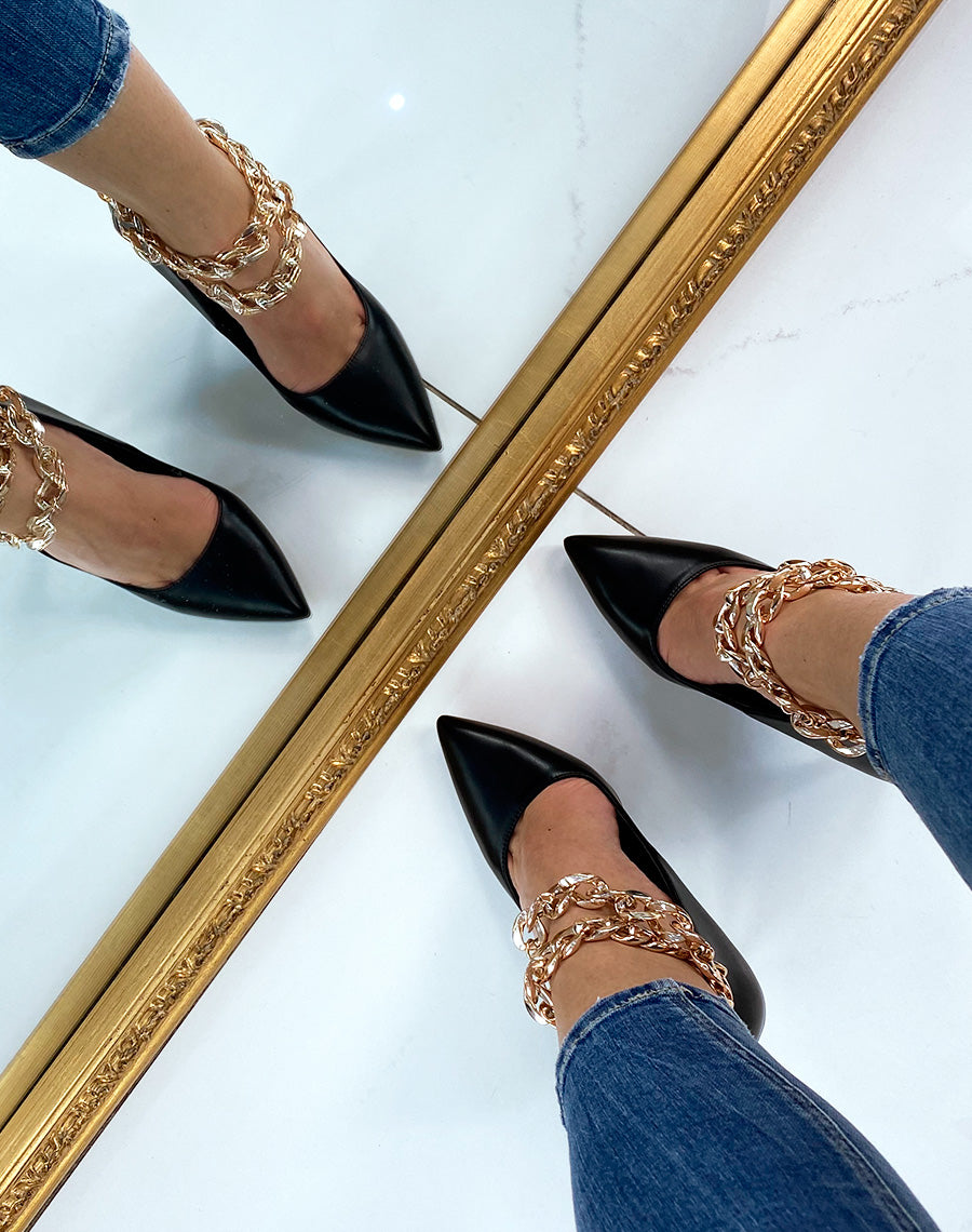 Escarpin noir à talon et chaîne dorée
