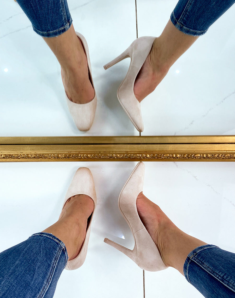 Escarpin à talon beige en suédine à bout carré