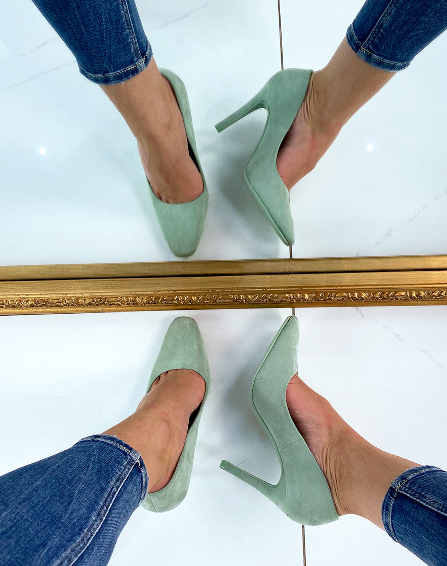 Escarpin à talon vert en suédine à bout carré