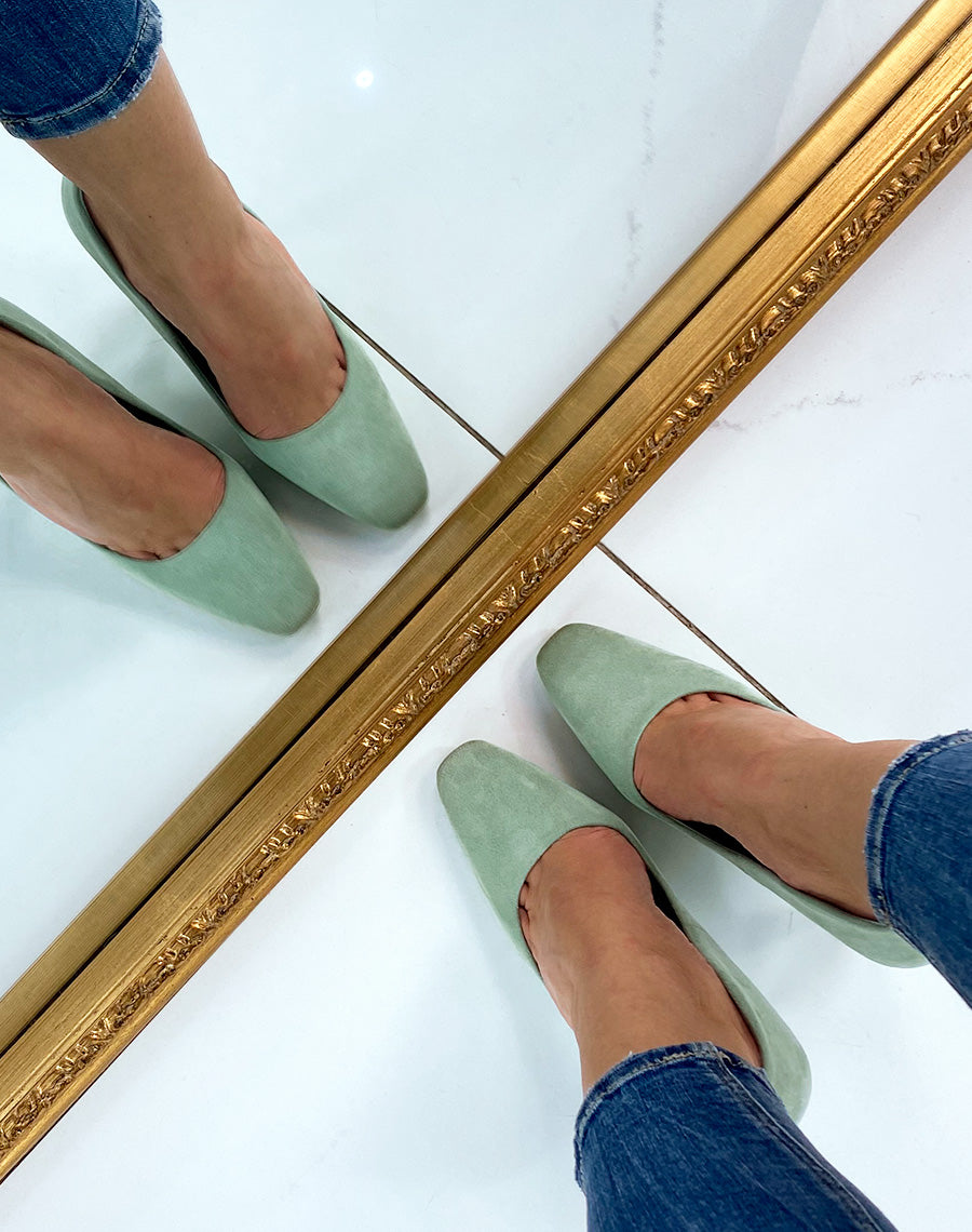 Escarpin à talon vert en suédine à bout carré