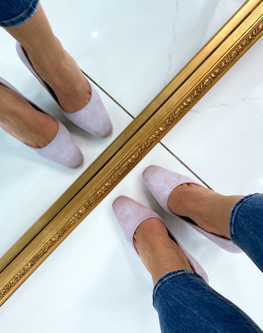 Escarpin à talon violet en suédine à bout carré