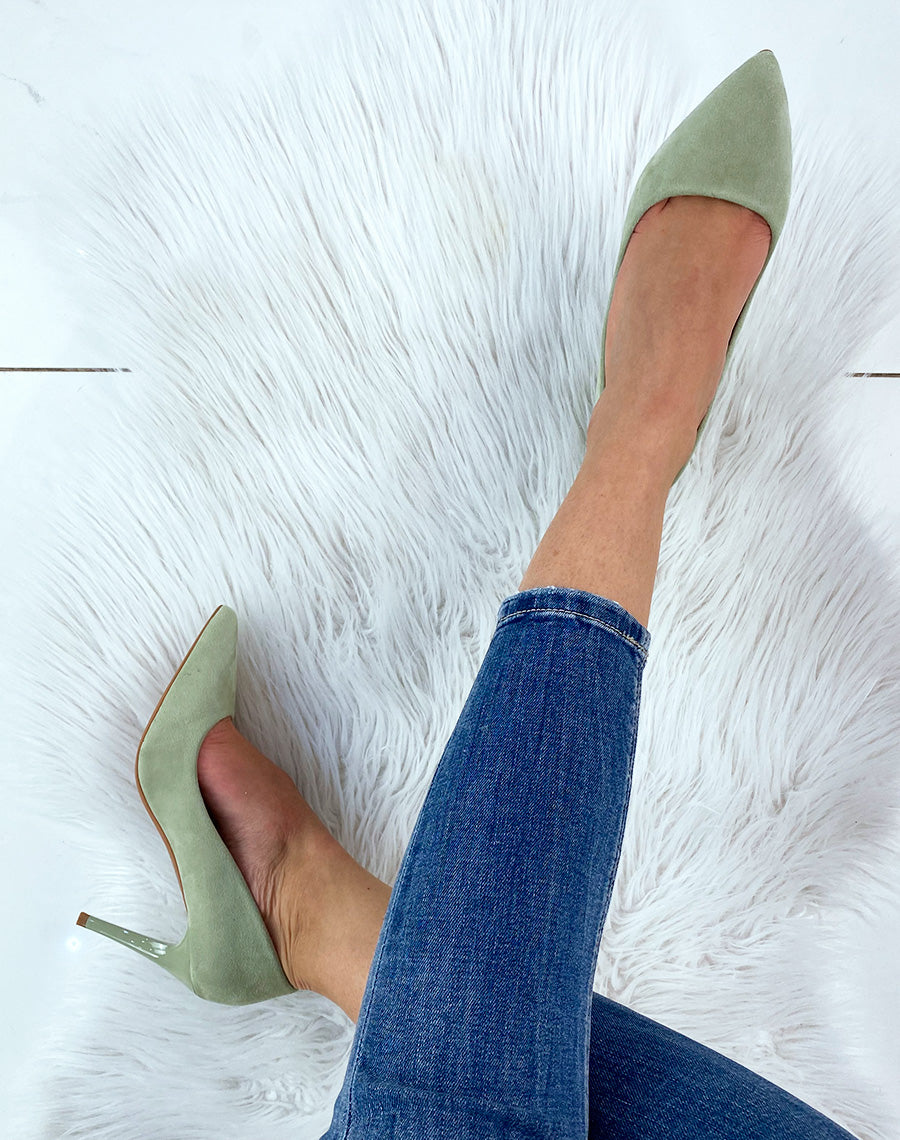 Escarpin vert pastel en suédine à talon aiguille