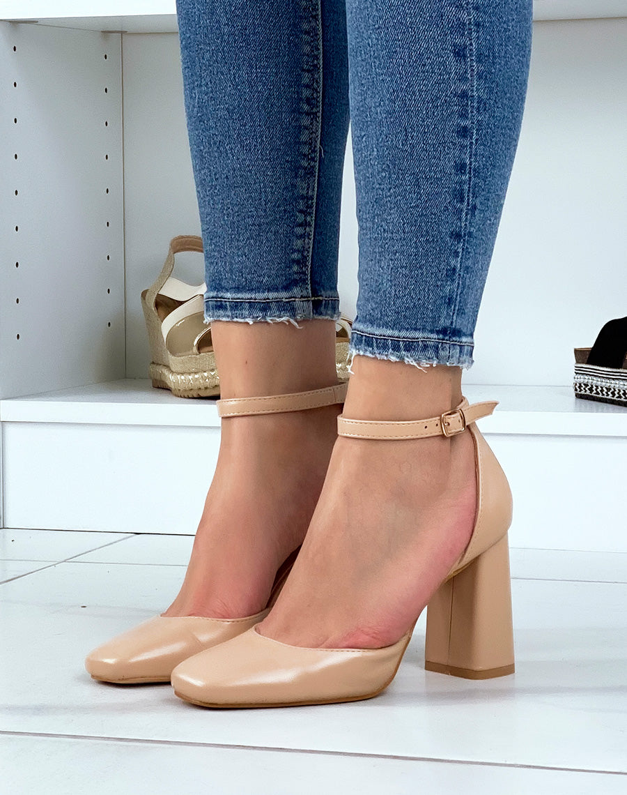 Escarpins beiges à bout carré et talon épais