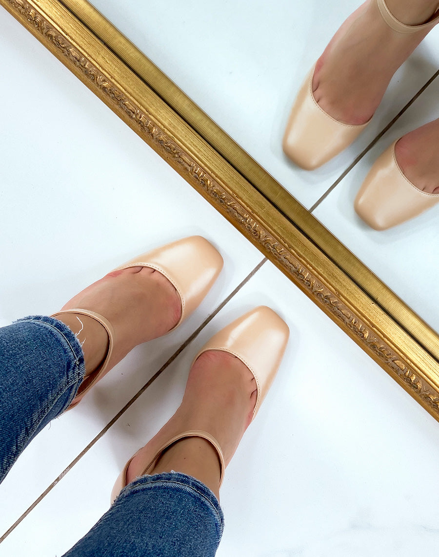 Escarpins beiges à bout carré et talon épais