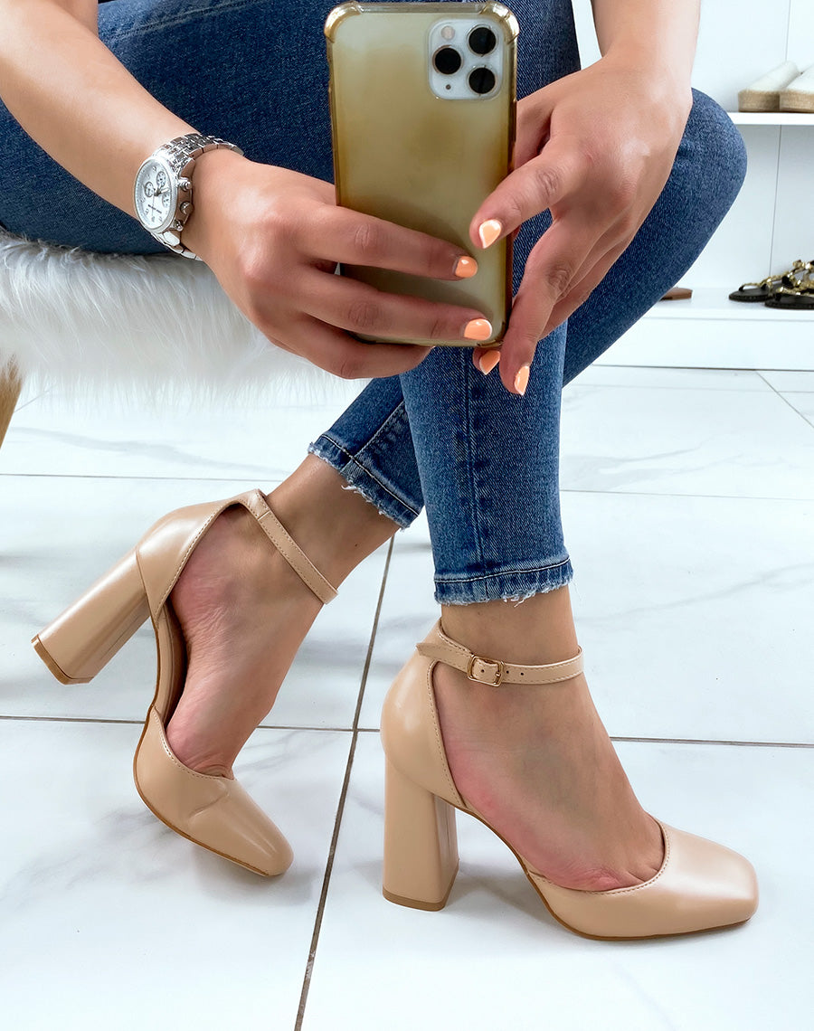 Escarpins beiges à bout carré et talon épais