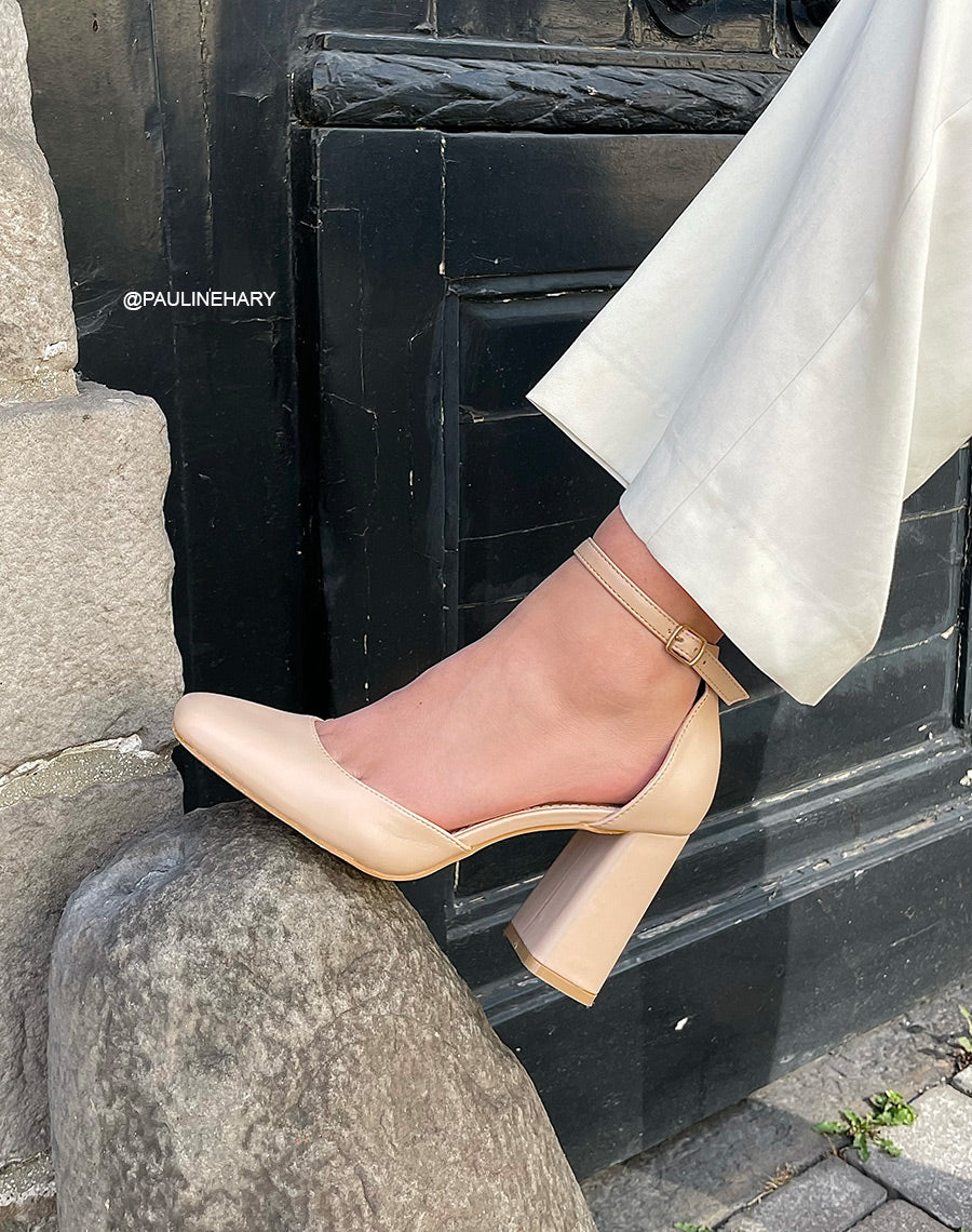 Escarpins beiges à bout carré et talon épais