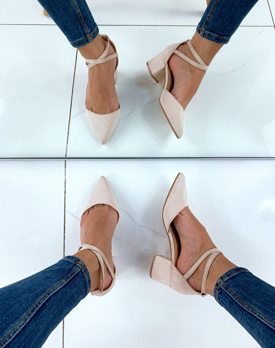 Escarpins beiges en suédine à petit talon 