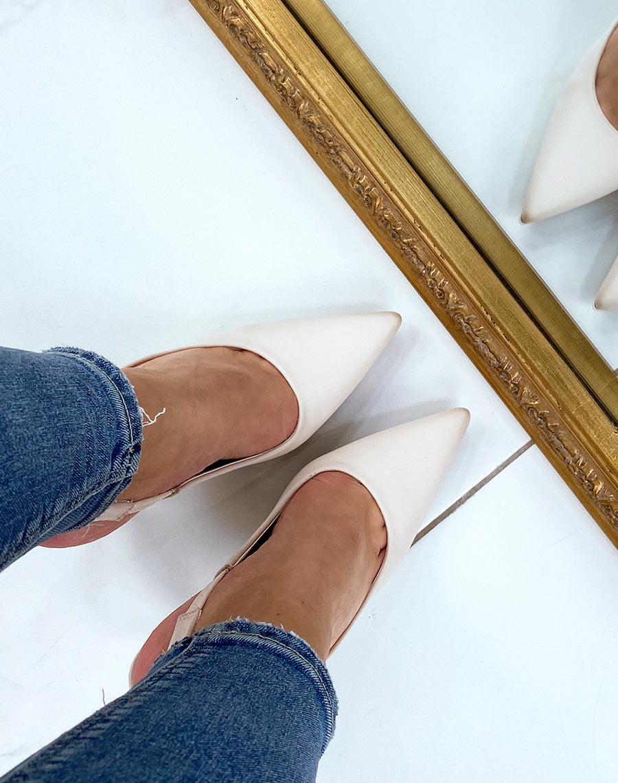 Escarpins beiges ouverts et talon aiguille