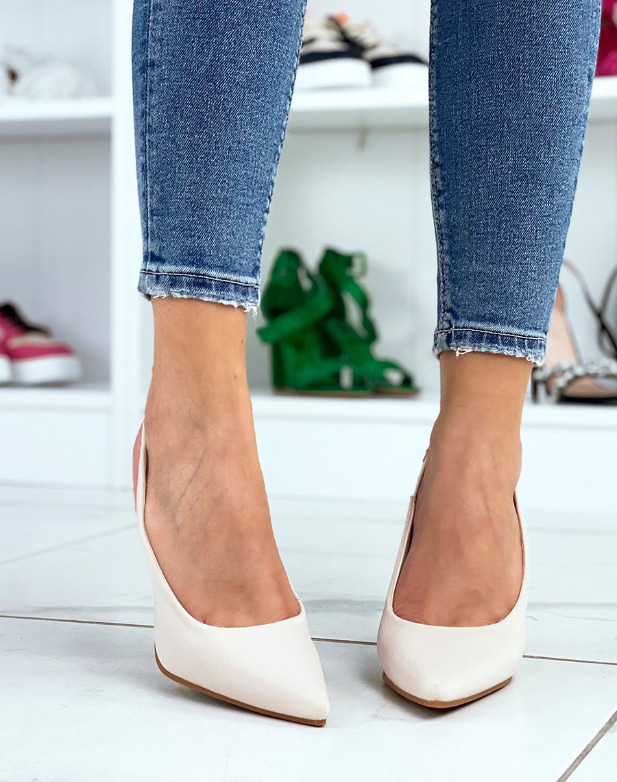 Escarpins beiges ouverts et talon aiguille