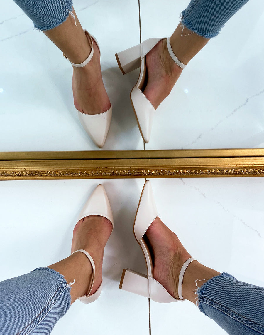 Escarpins beiges ouverts à petit talon