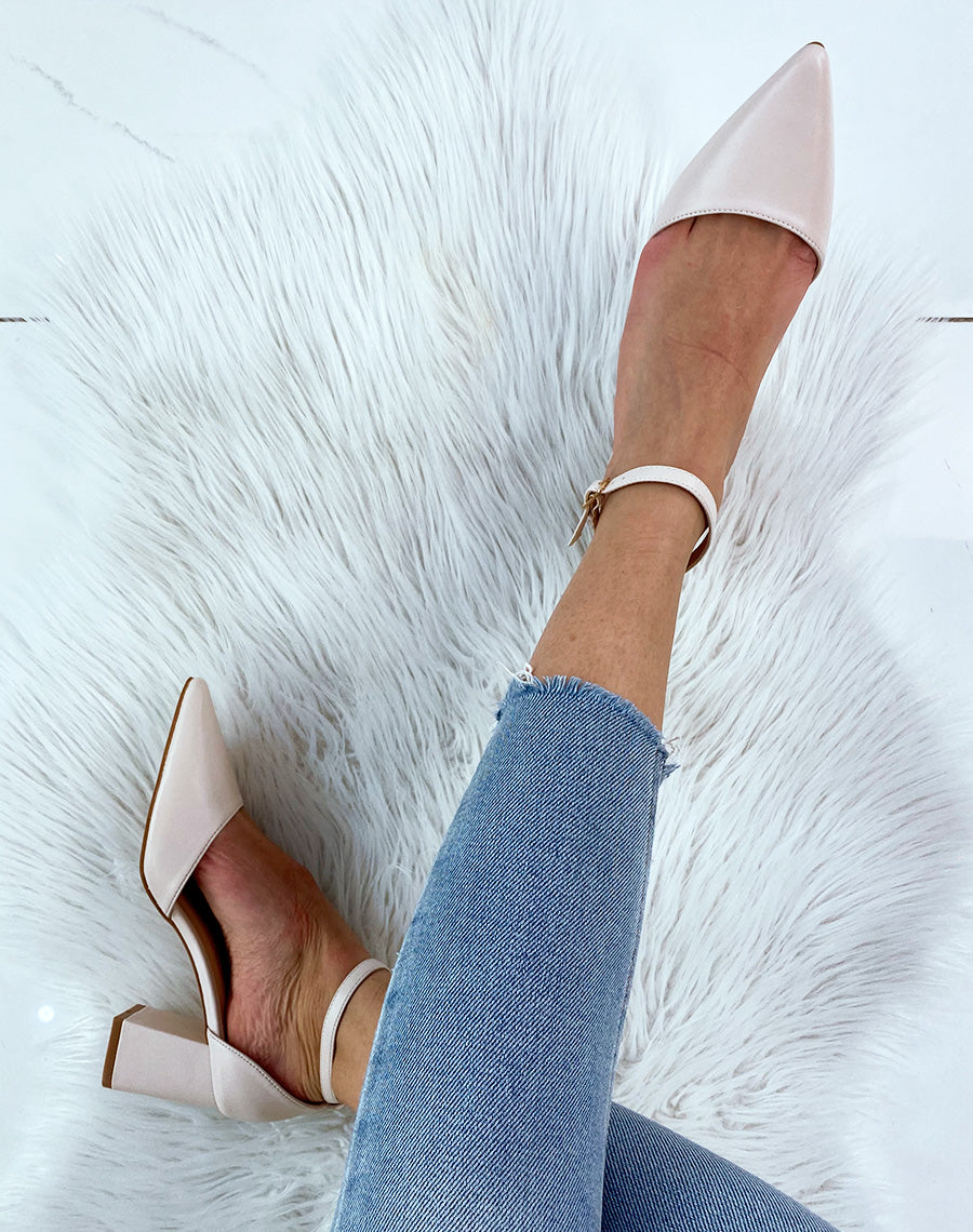 Escarpins beiges ouverts à petit talon