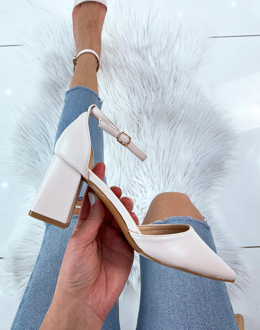 Escarpins beiges ouverts à petit talon