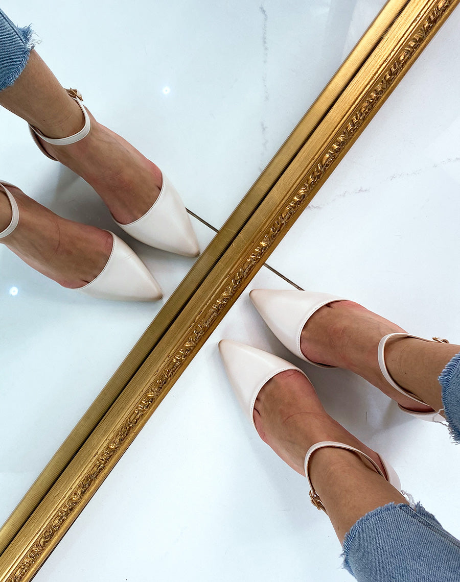 Escarpins beiges ouverts à petit talon