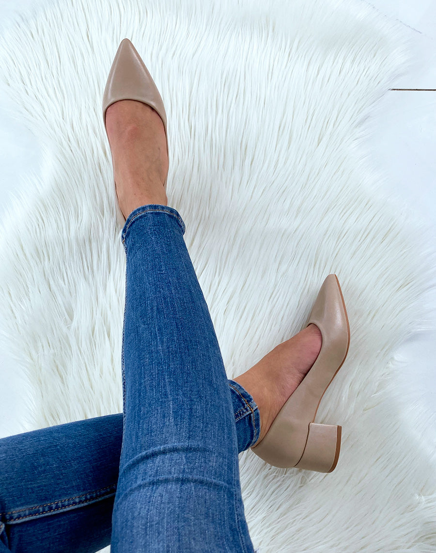 Escarpins beiges à petits talons et à bouts pointus 