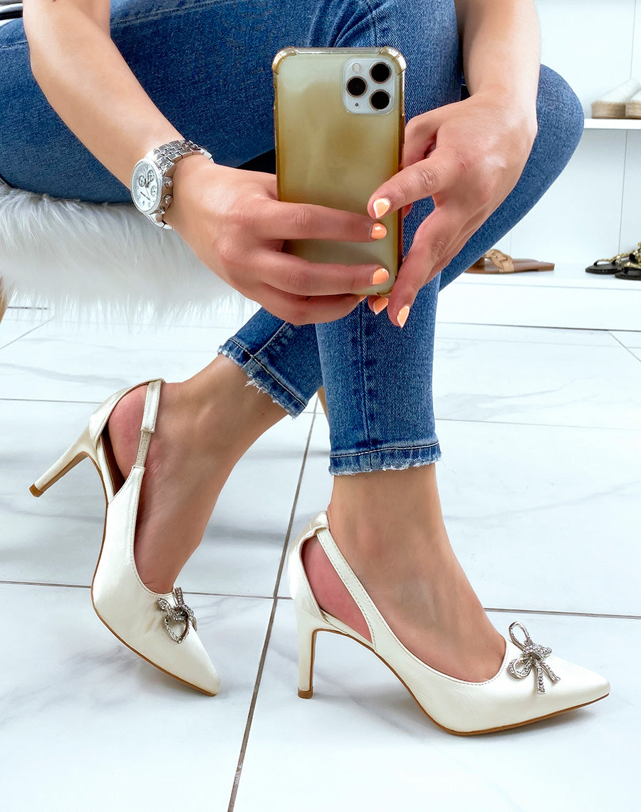 Escarpins beiges satinés ouverts à noeud avant à strass