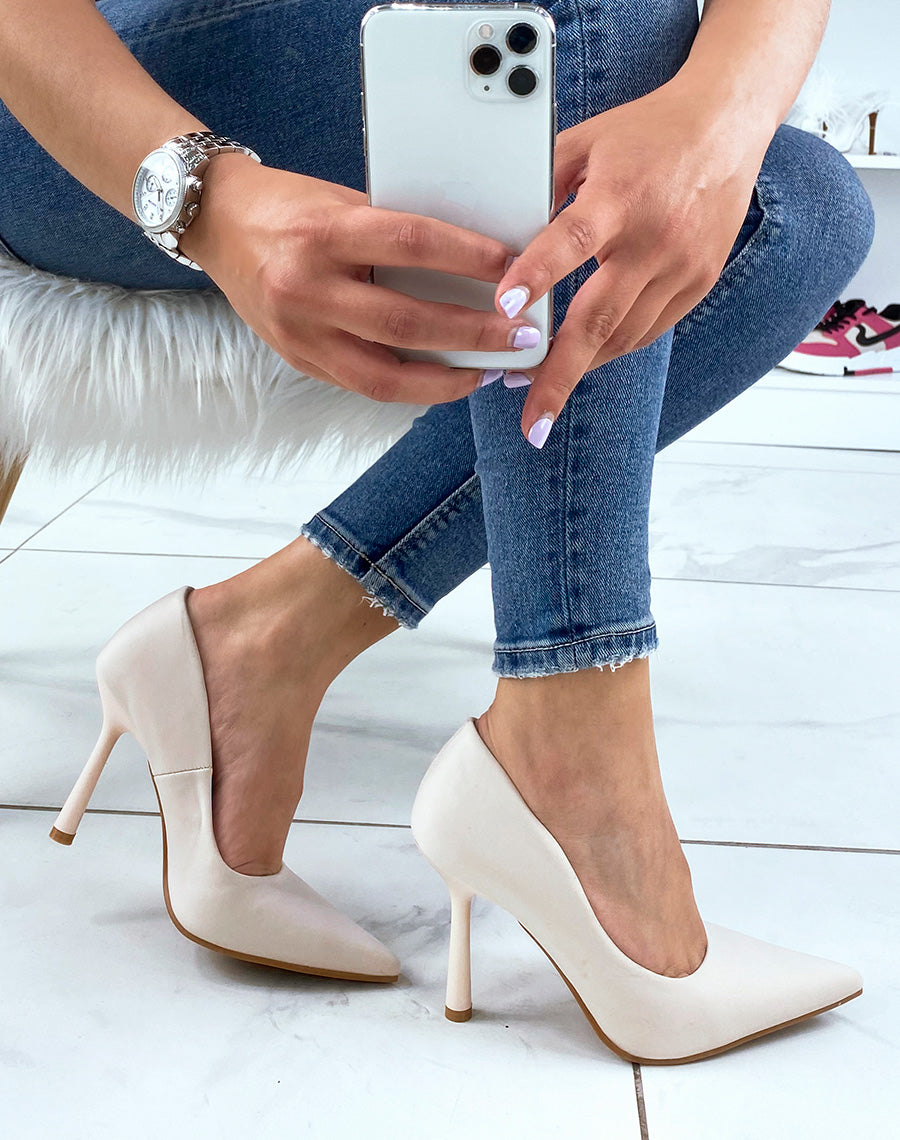 Escarpins beiges à talon aiguille et bout pointu