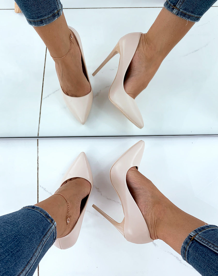 Escarpins beiges à talons aiguilles