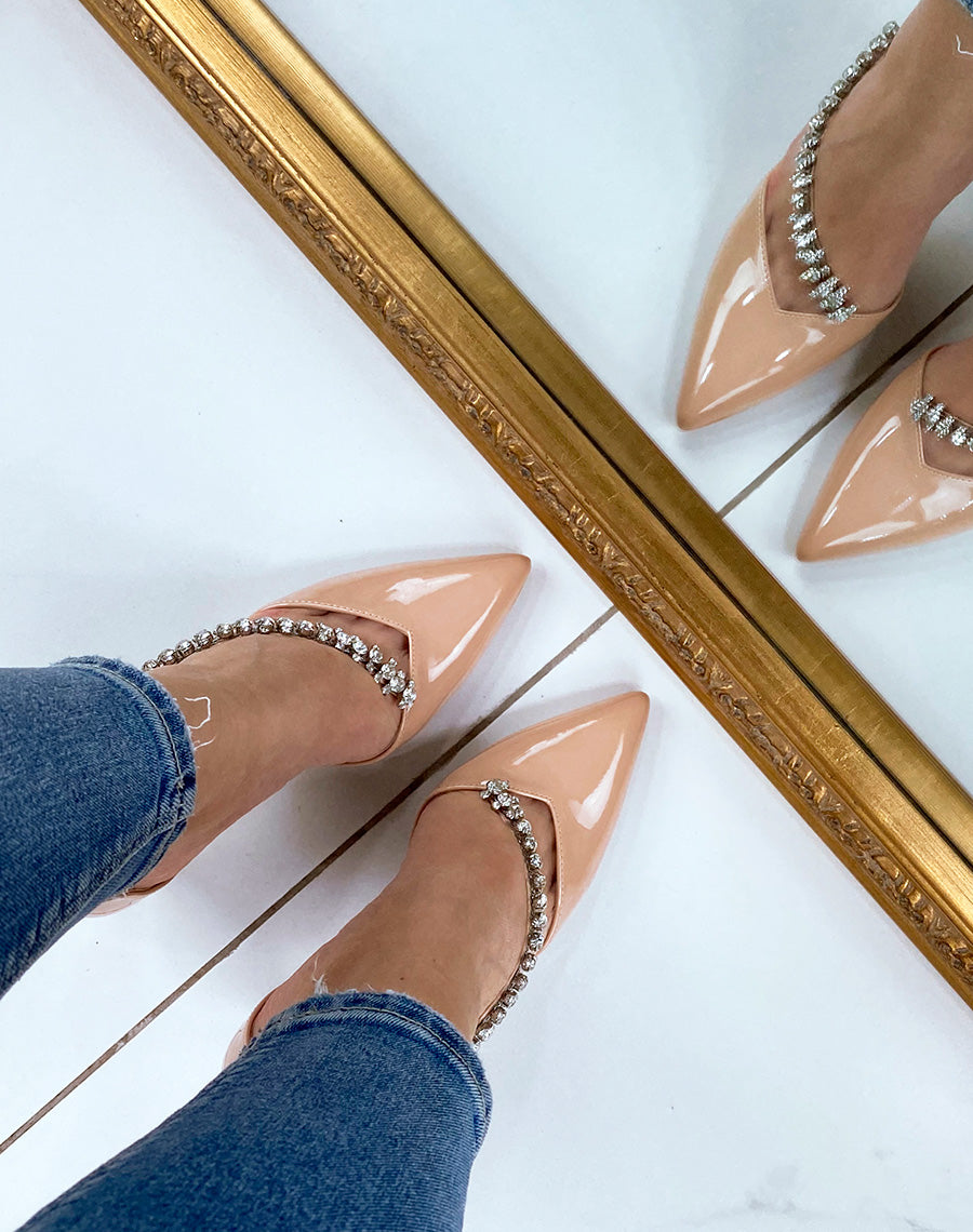 Escarpins beiges vernis avec lanière à strass et talon aiguille