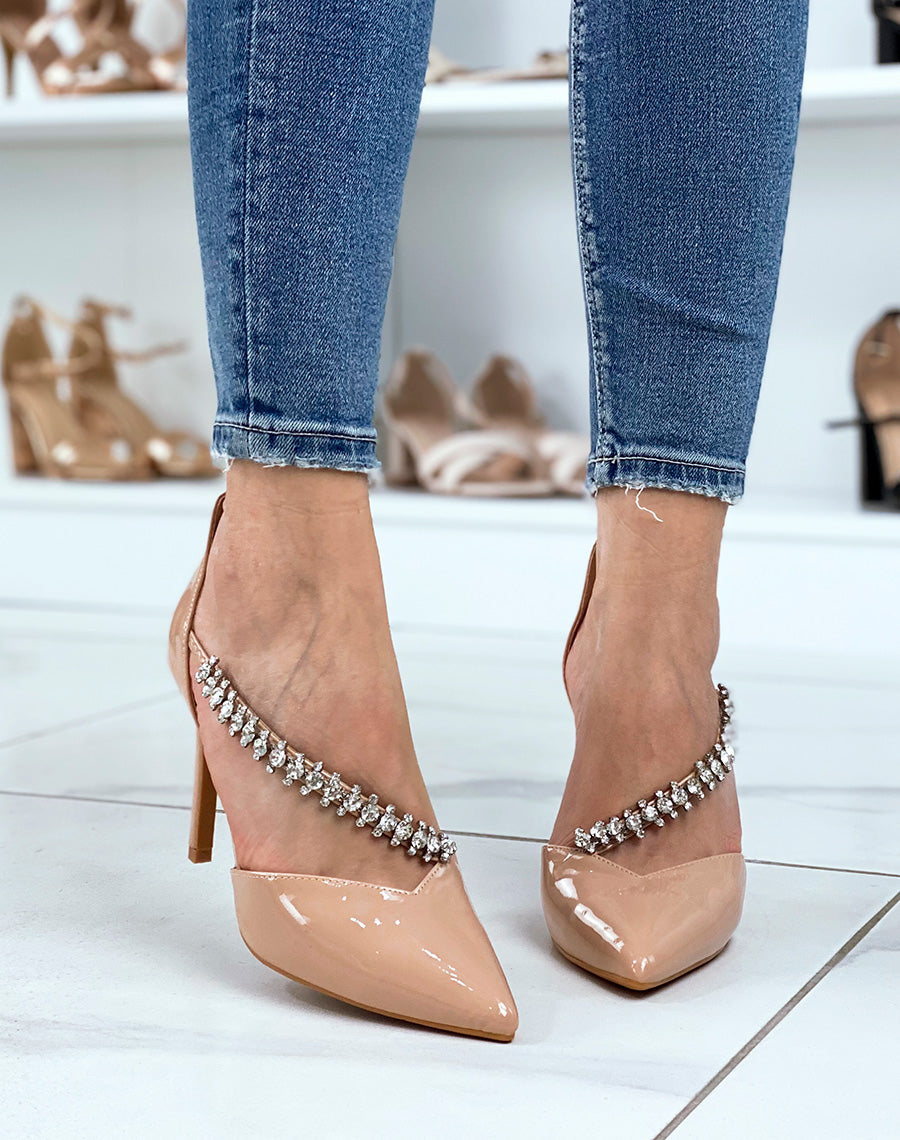 Escarpins beiges vernis avec lanière à strass et talon aiguille