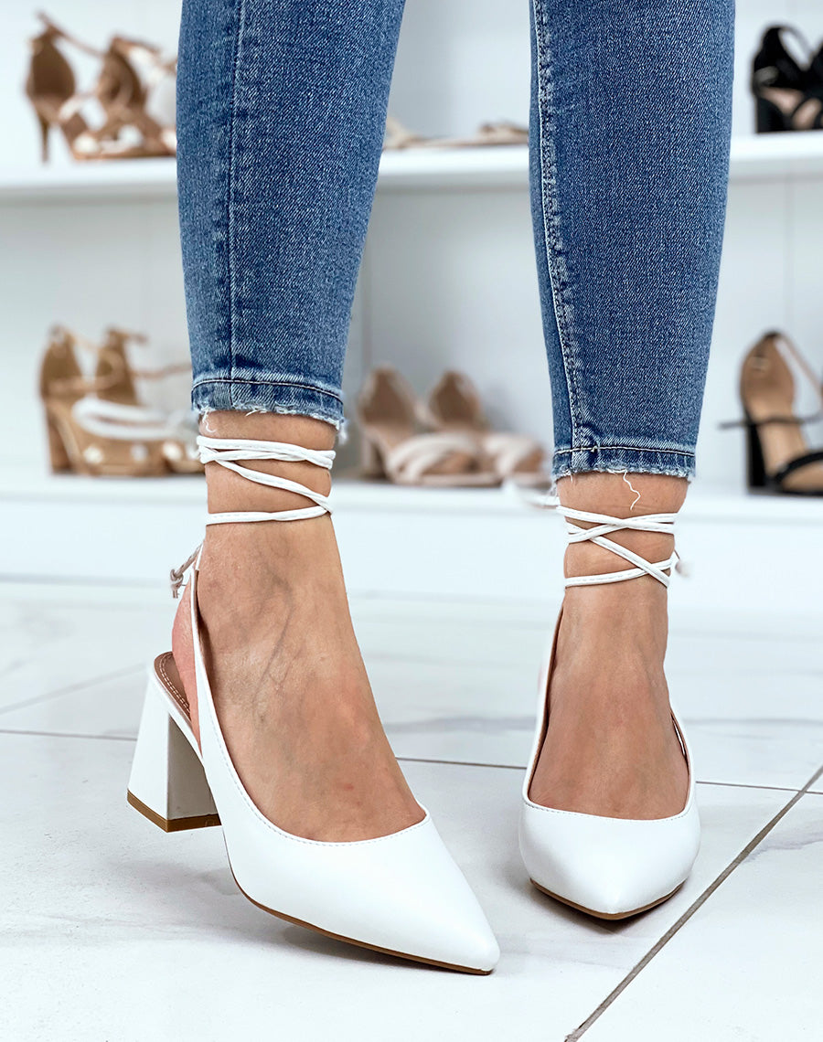 Escarpins blancs avec lanière à lacets et bouts pointus