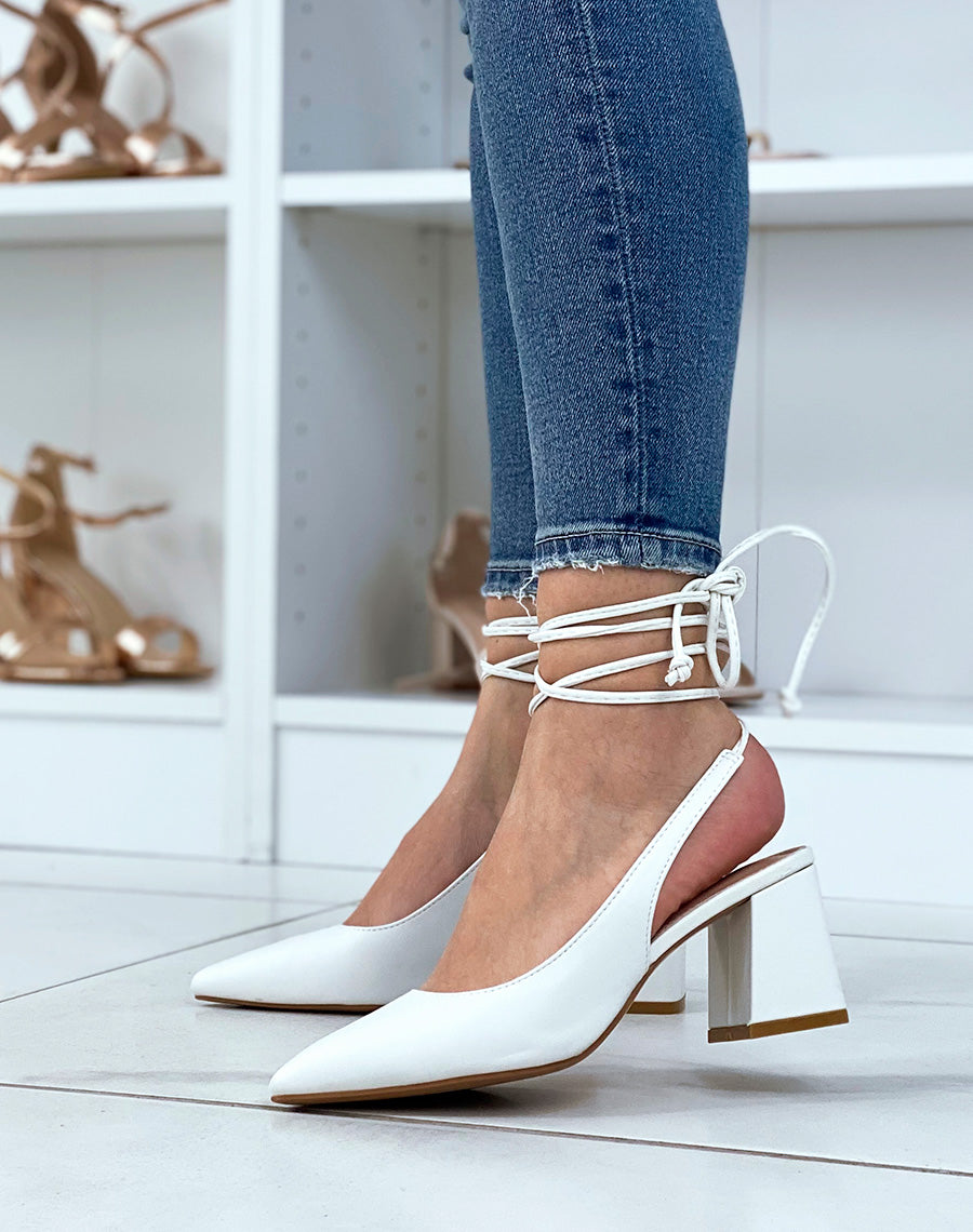 Escarpins blancs avec lanière à lacets et bouts pointus