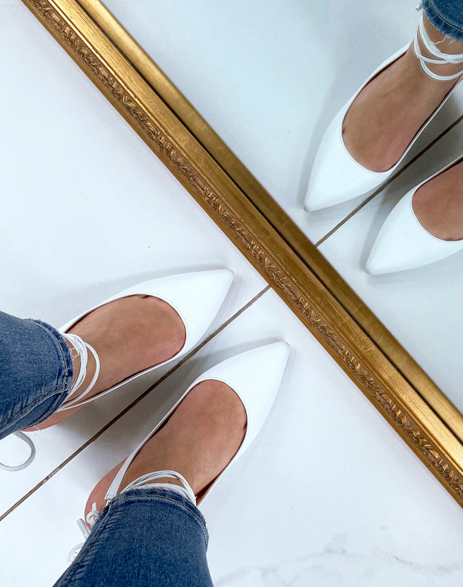 Escarpins blancs avec lanière à lacets et bouts pointus