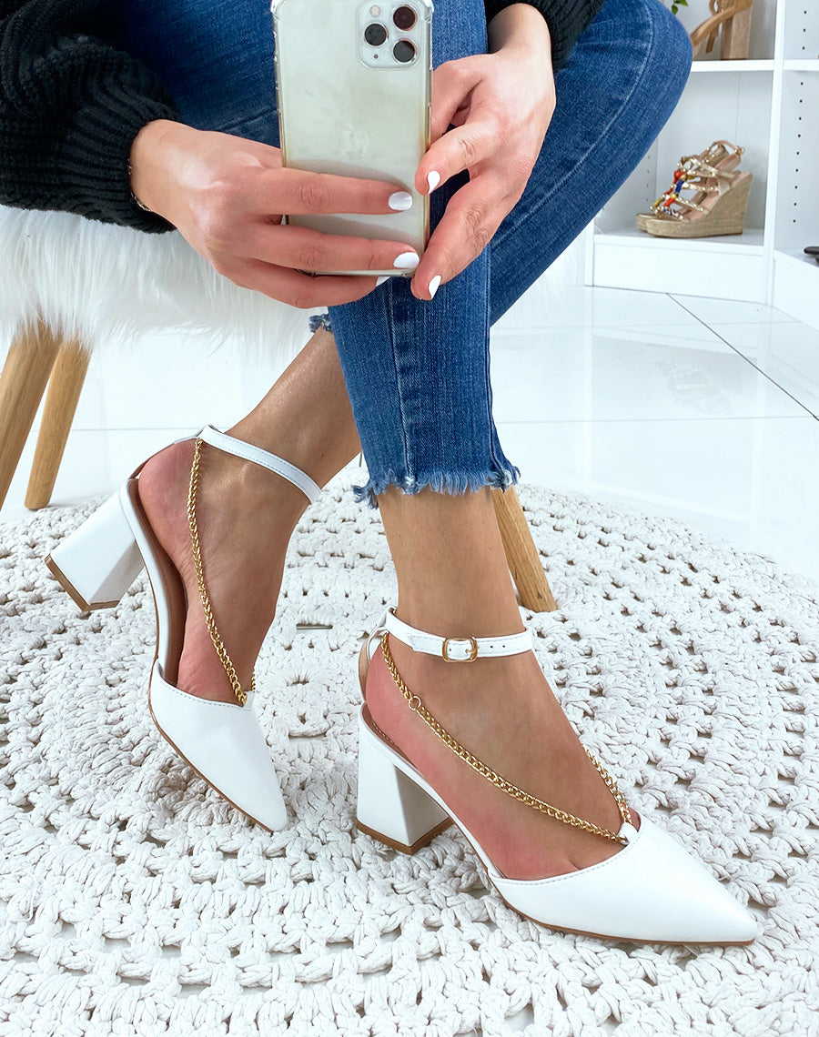 Escarpins blancs à talons carrés à bout pointu et chaine dorée