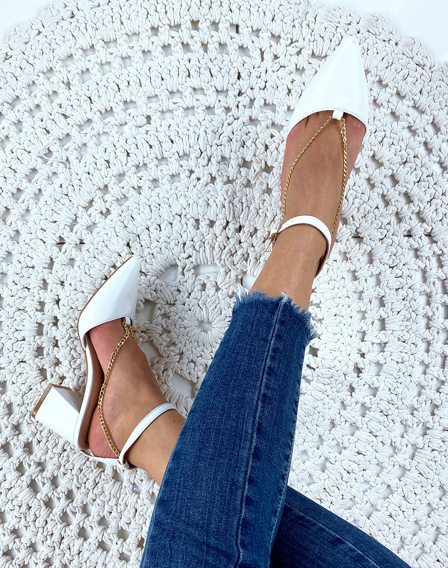 Escarpins blancs à talons carrés à bout pointu et chaine dorée