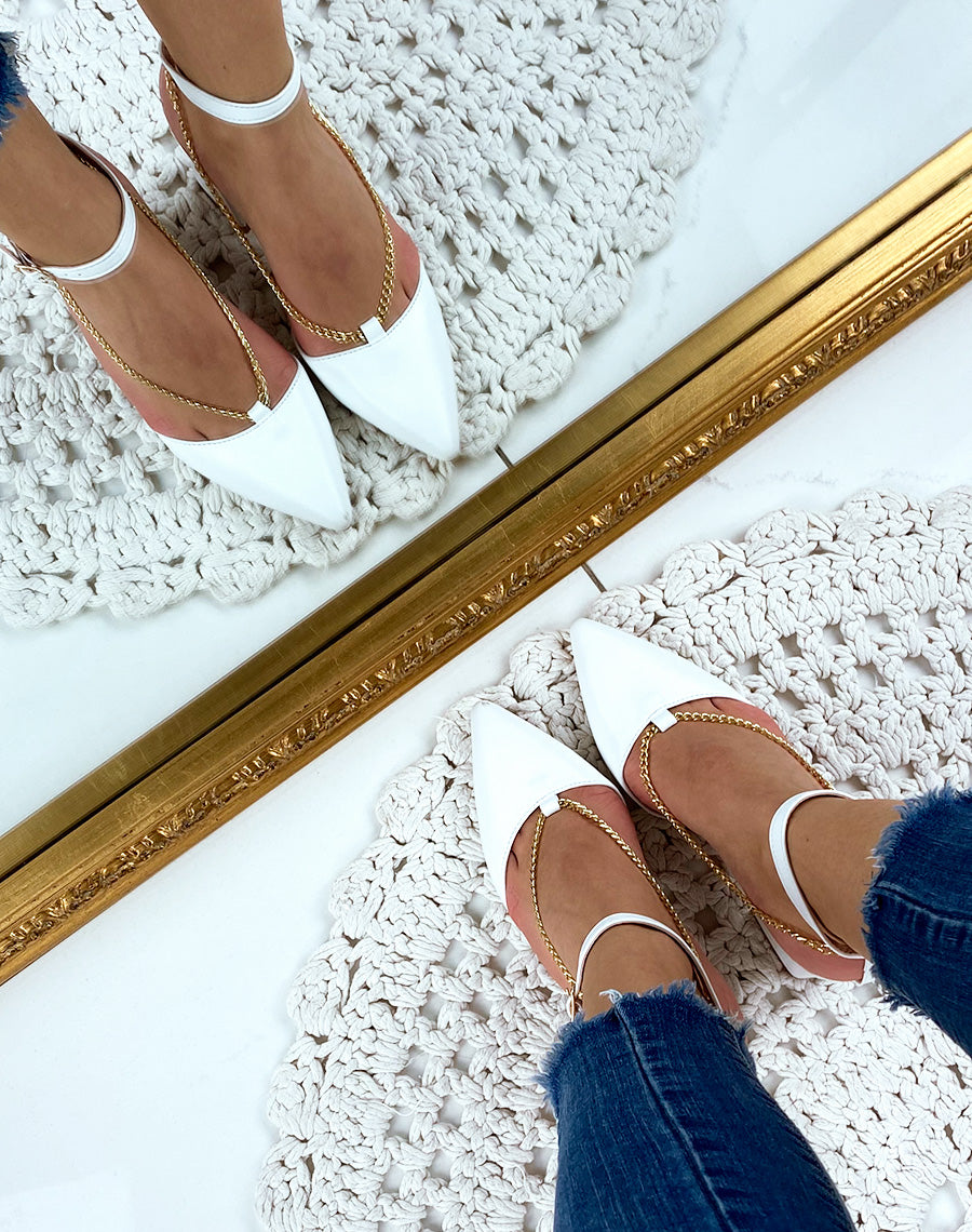 Escarpins blancs à talons carrés à bout pointu et chaine dorée